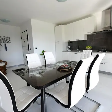 Helena アパート マリンスカ